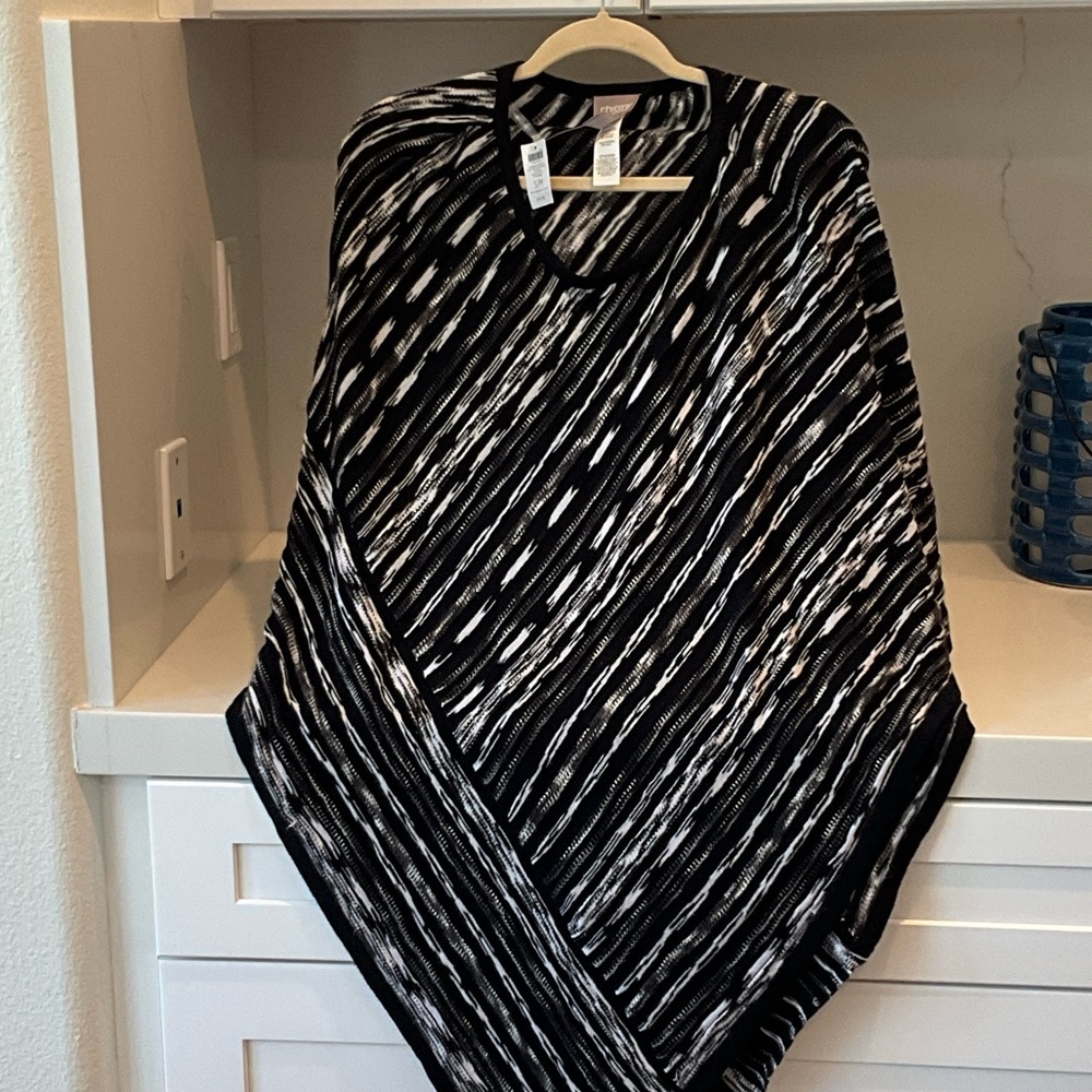 NWT CHICOS BLACK & WHITE KNIT SWEATER/PONCHO SIZE S/M